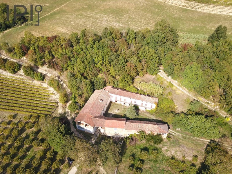 Rustico in Vendita a Bubbio, 250'000€, 700 m²