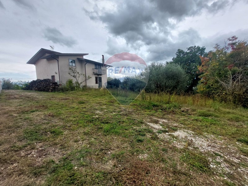 Casa Indipendente in Vendita a Ceppaloni, 109'000&euro;, 176 m²