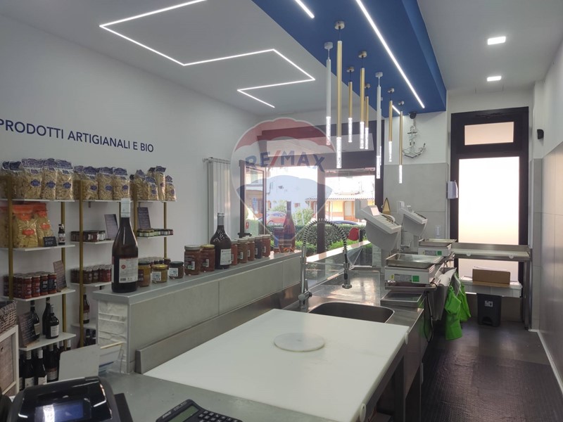 Negozio in Affitto a Orbassano, 700€, 50 m²