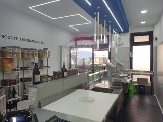 Negozio in Affitto a Orbassano, 700€, 50 m²