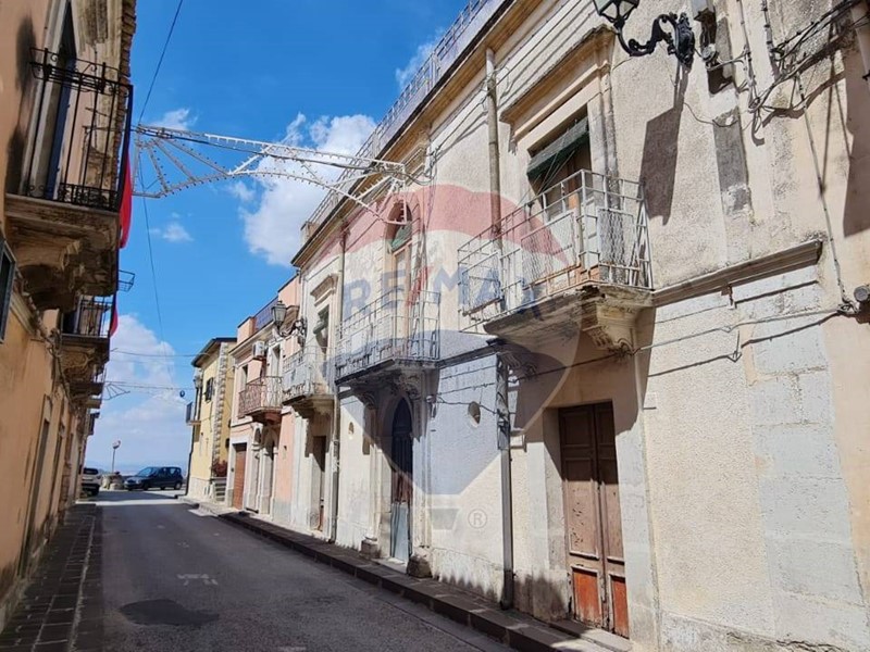 Casa Semi Indipendente in Vendita a Monterosso Almo, 65'000€, 653 m²