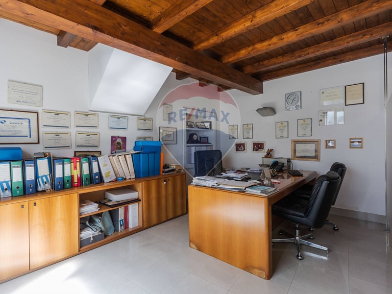 Ufficio in Vendita a Paternò, 85'000€, 150 m²
