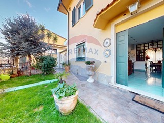 Villa in Vendita a Massa, 750'000&euro;, 335 m²