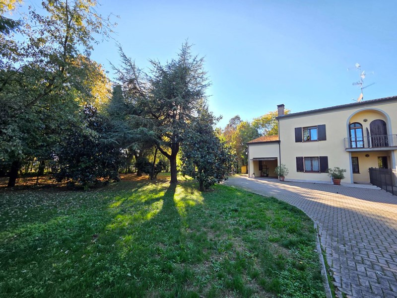 Casa Semi Indipendente in Vendita a Medolla, 268'000€, 210 m²
