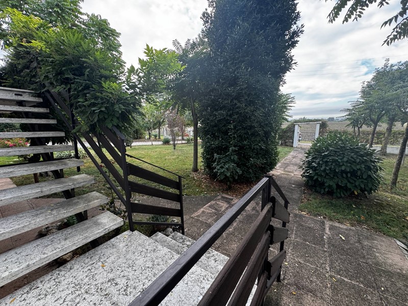 Villa in Vendita a Mirandola, 290'000€, 220 m²