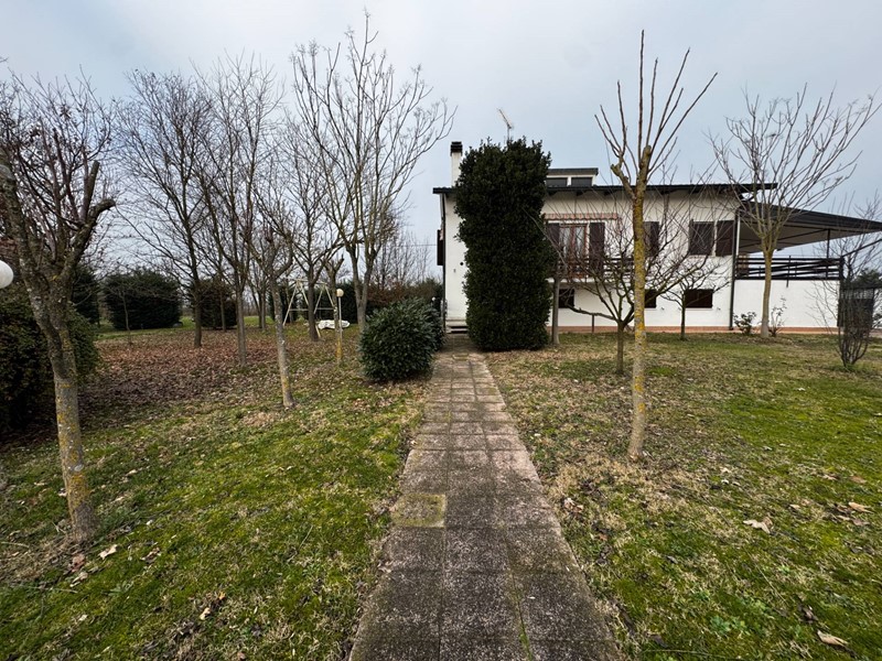 Villa in Vendita a Mirandola, 290'000&euro;, 220 m²