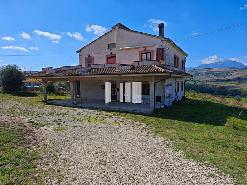 Casa Semi Indipendente in Vendita a Bellante, 185'000€, 280 m²
