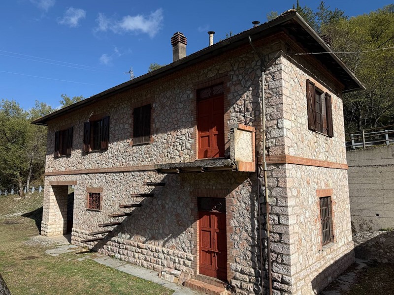 Villa in Vendita a Vallo di Nera, 68'000€, 150 m²