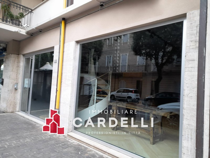 Immobile commerciale in Vendita a Civitanova Marche, 270'000€, 127 m²