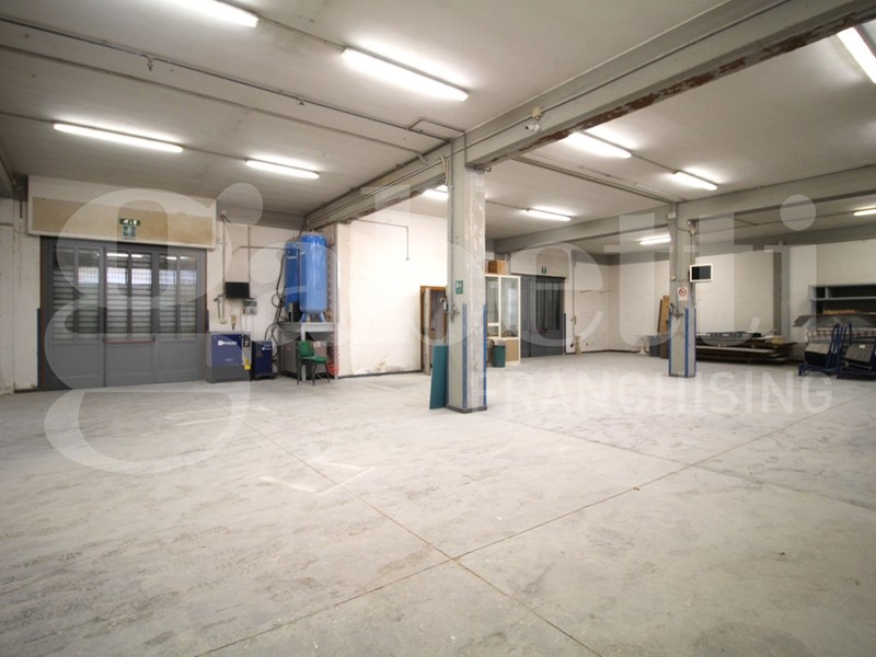 Laboratorio in Affitto a Casalnuovo di Napoli, 2'000€, 245 m²