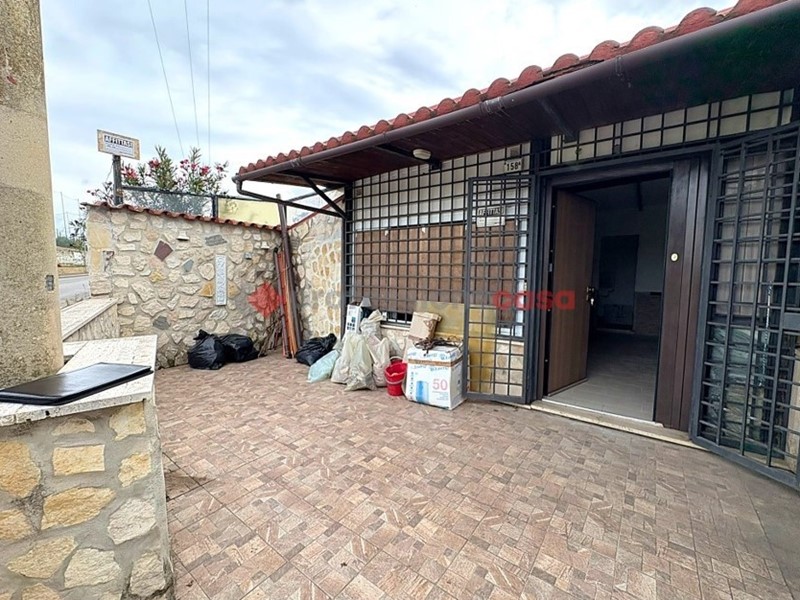 Negozio in Affitto a Aprilia, 400€, 26 m²