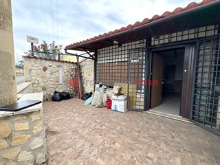 Negozio in Affitto a Aprilia, 400€, 26 m²