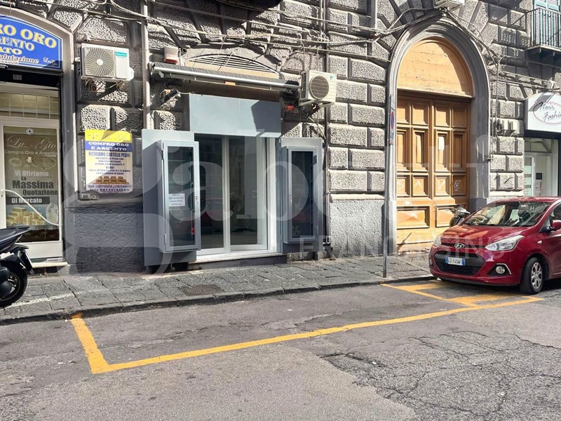 Negozio in Affitto a Napoli, 600€, 28 m²