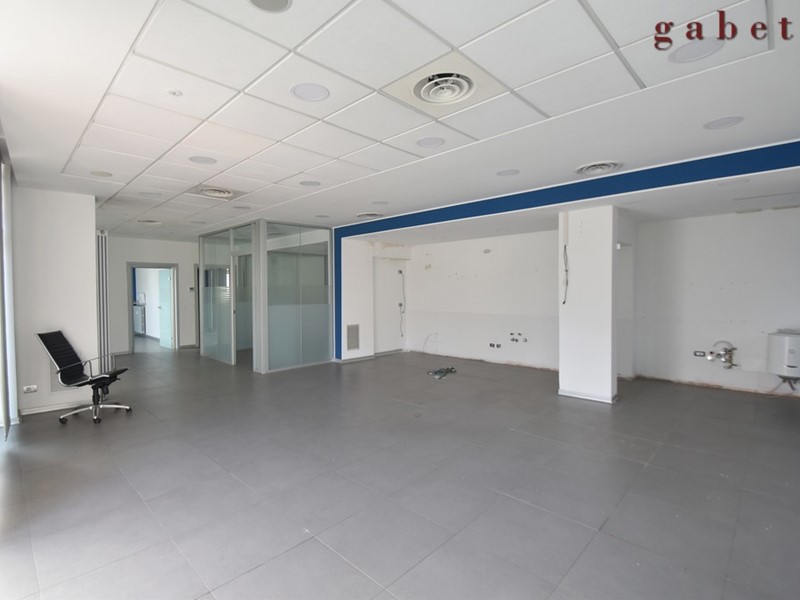 Ufficio in Affitto a Bernate Ticino, 1'000€, 140 m²