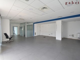 Ufficio in Affitto a Bernate Ticino, 1'000€, 140 m²
