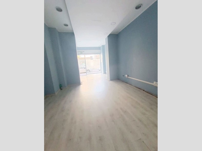 Negozio in Affitto a Aprilia, 1'000€, 50 m²