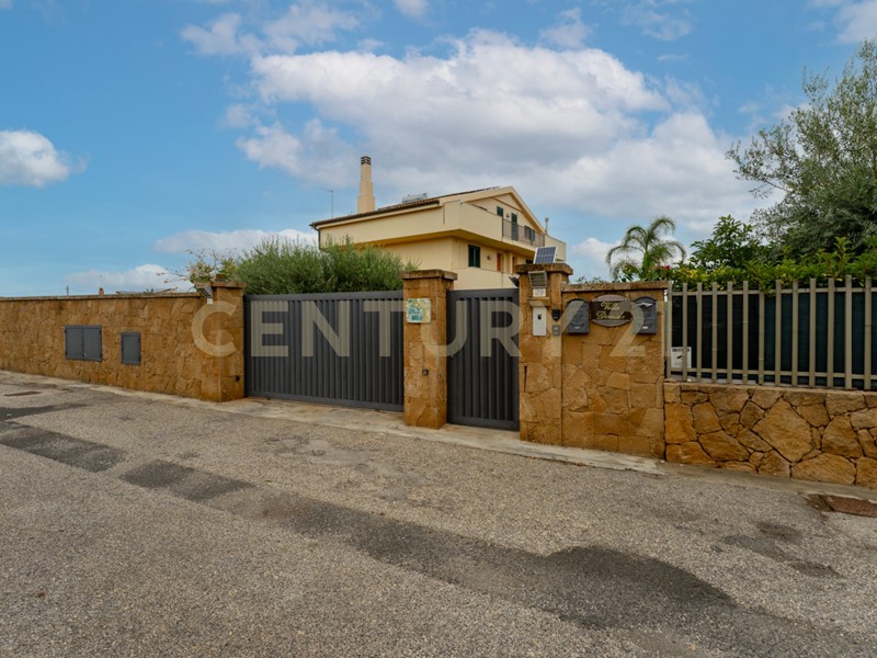 Casa Indipendente in Vendita a Augusta, 490'000€, 350 m², con Box