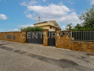 Casa Indipendente in Vendita a Augusta, 490'000€, 350 m², con Box