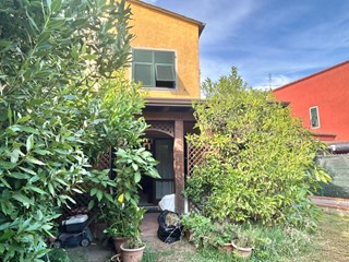 Casa Semi Indipendente in Vendita a Sarzana, 265'000&euro;, 145 m², con Box