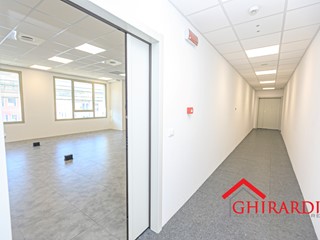 Ufficio in Affitto a Genova, zona Sestri Ponente, 1'700€, 170 m²