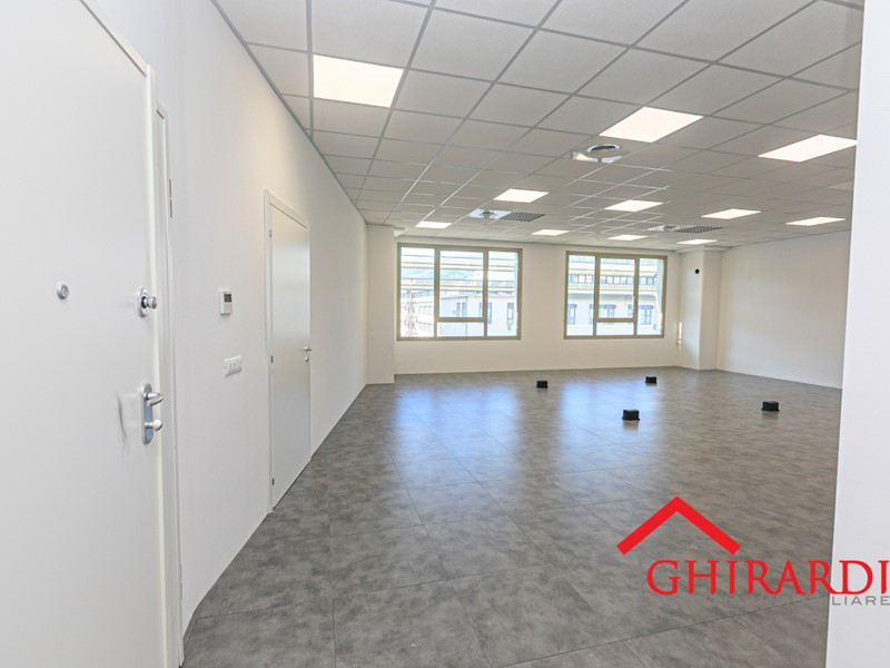 Ufficio in Affitto a Genova, zona Sestri Ponente, 2'750€, 275 m²