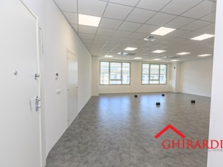 Ufficio in Affitto a Genova, zona Sestri Ponente, 2'750€, 275 m²