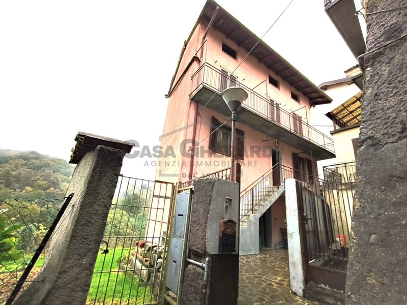 Casa Semi Indipendente in Vendita a Almenno San Bartolomeo, 94'000€, 154 m²