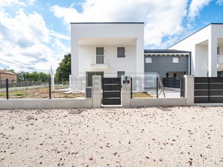 Casa Indipendente in Vendita a Santa Giustina in Colle, 195 m², con Box