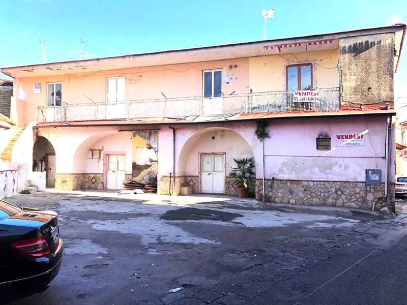 Villa bifamiliare in Vendita a Aversa, zona Via Onorato Pietrantonio 7, 155'000€, 248 m²