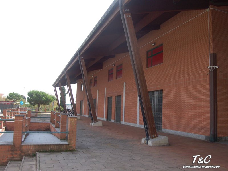 Negozio in Vendita a Leinì, 490'000€, 1330 m²