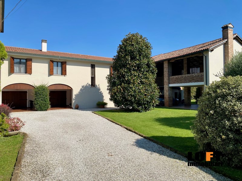 Villa in Vendita a Cartura, 380'000€, 350 m²