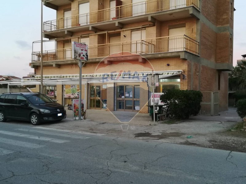 Negozio in Vendita a Ardea, 85'000€, 110 m²
