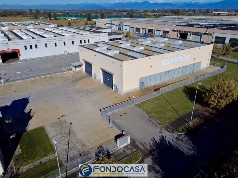 Capannone in Vendita a Maclodio, 1500 m²