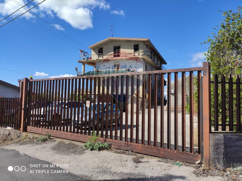 Magazzino in Vendita a Paternò, 45'000€, 185 m²