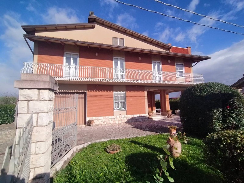 Casa Indipendente in Vendita a Deruta, 250'000€, 180 m²