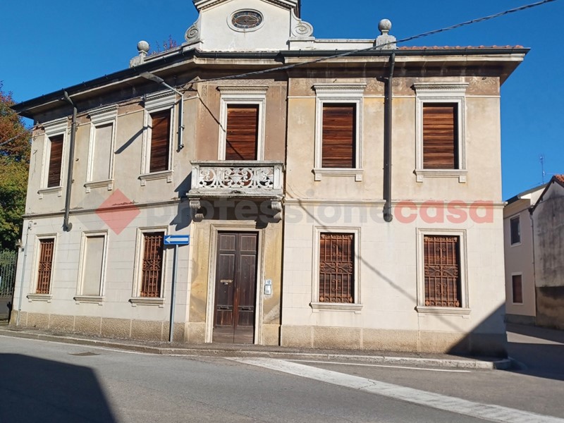 Villa bifamiliare in Vendita a Inveruno, 463'000€, 420 m²