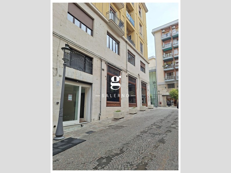 Negozio in Affitto a Salerno, 2'400€, 78 m²