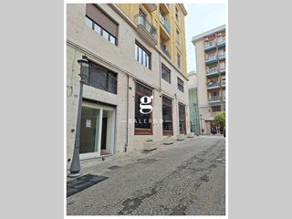 Negozio in Affitto a Salerno, 2'400€, 78 m²