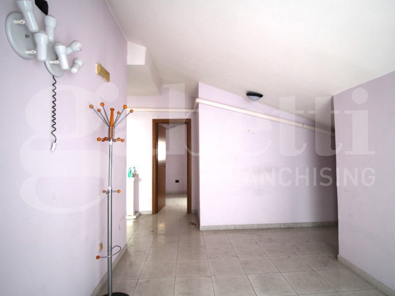 Ufficio in Affitto a Arzano, 450€, 59 m²