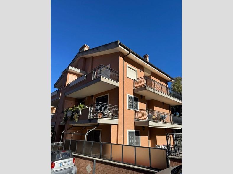 Attico in Vendita a Roma, 315'000€, 110 m²