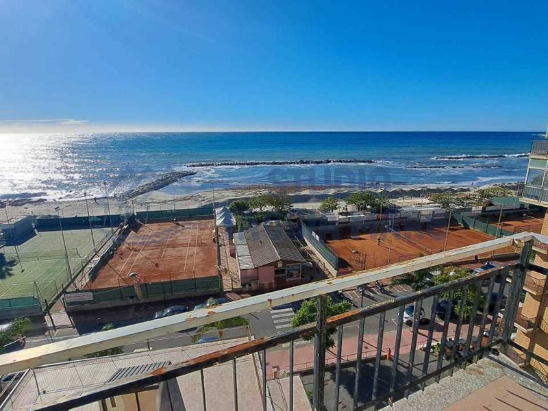 Trilocale in Vendita a Taggia, zona Arma Di Taggia, 395'000€, 75 m², arredato, con Box