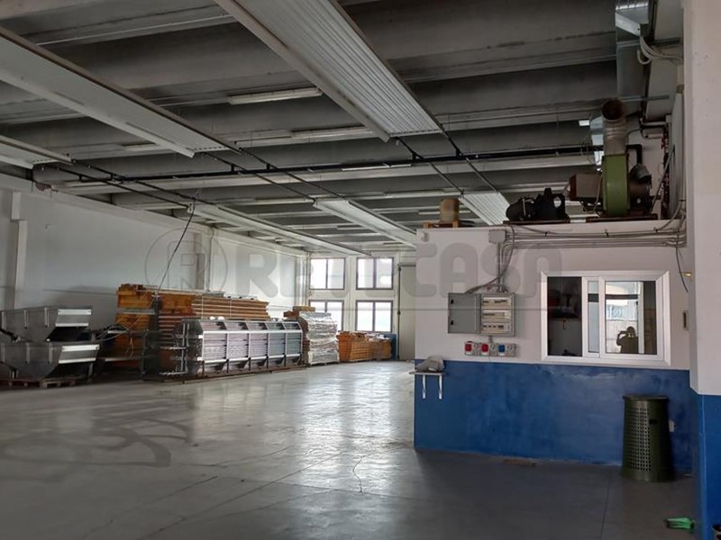 Capannone in Vendita a Vicenza, 450'000€, 550 m²