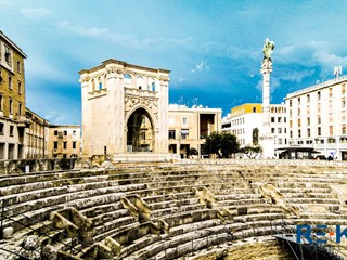 Negozio in Affitto a Lecce, 15'000€, 416 m²