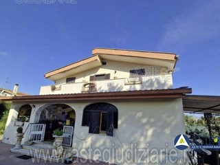 Casa Indipendente in Vendita a Aprilia, 65'693€, 206 m²
