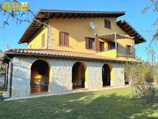 Villa in Vendita a Montorio al Vomano, 320'000€, 430 m²