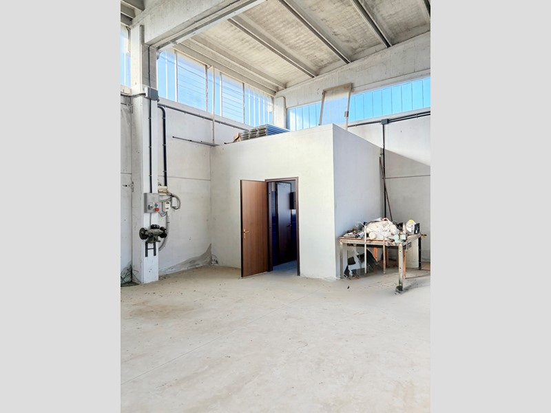 Capannone in Vendita a Castello d'Argile, 699'000€, 1800 m²