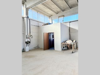 Capannone in Vendita a Castello d'Argile, 699'000€, 1800 m²