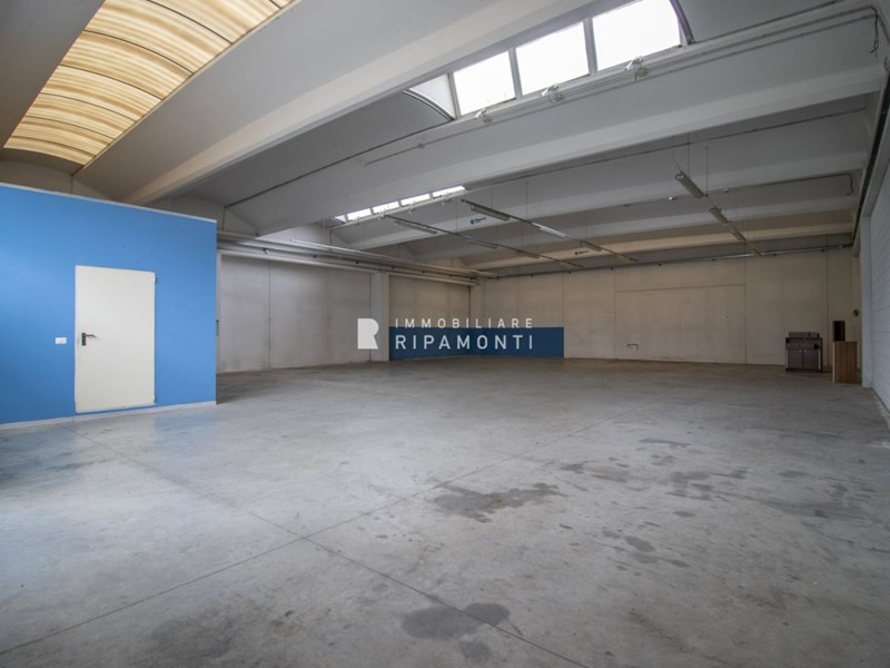 Capannone in Vendita a Calolziocorte, 300'000€, 360 m²