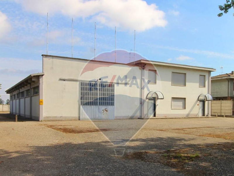 Capannone in Affitto a Stradella, 2'850€, 970 m²