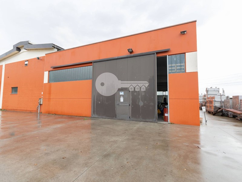 Capannone in Affitto a Ghedi, 2'000€, 800 m²